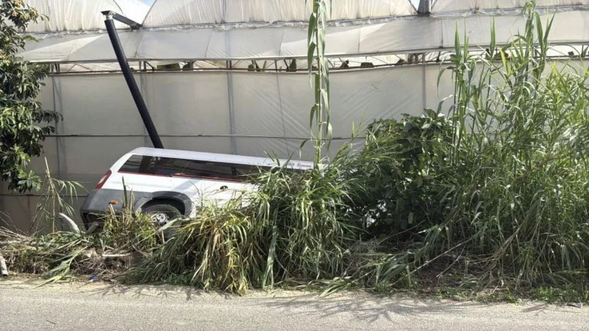 Alanya’da Okul Servisi Bahçeye Devrildi: 6 Öğrenci Yaralandı