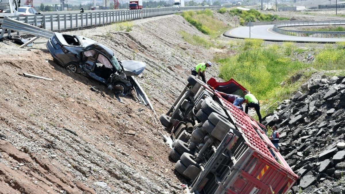 Batman’da Kamyon ve Otomobil Çarpıştı: 1 Ölü, 2 Yaralı