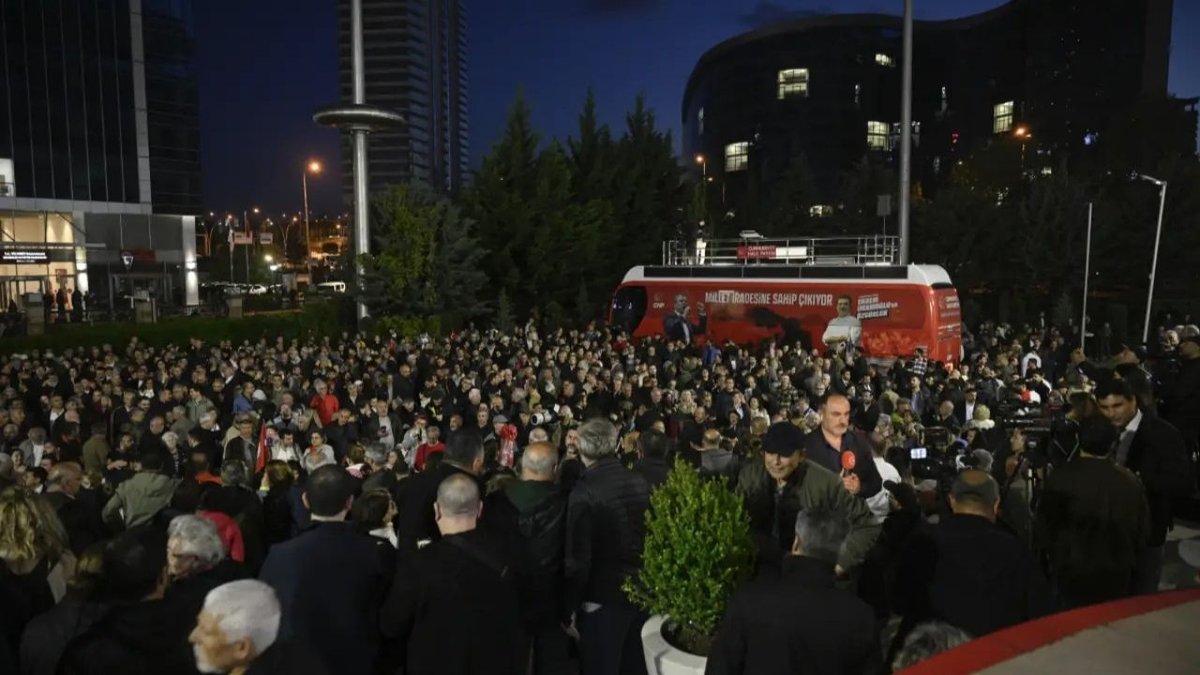 Mutlak Butlan Kararına Yurtta Büyük Tepki: CHP İl Binaları Önünde Sloganlarla Protesto