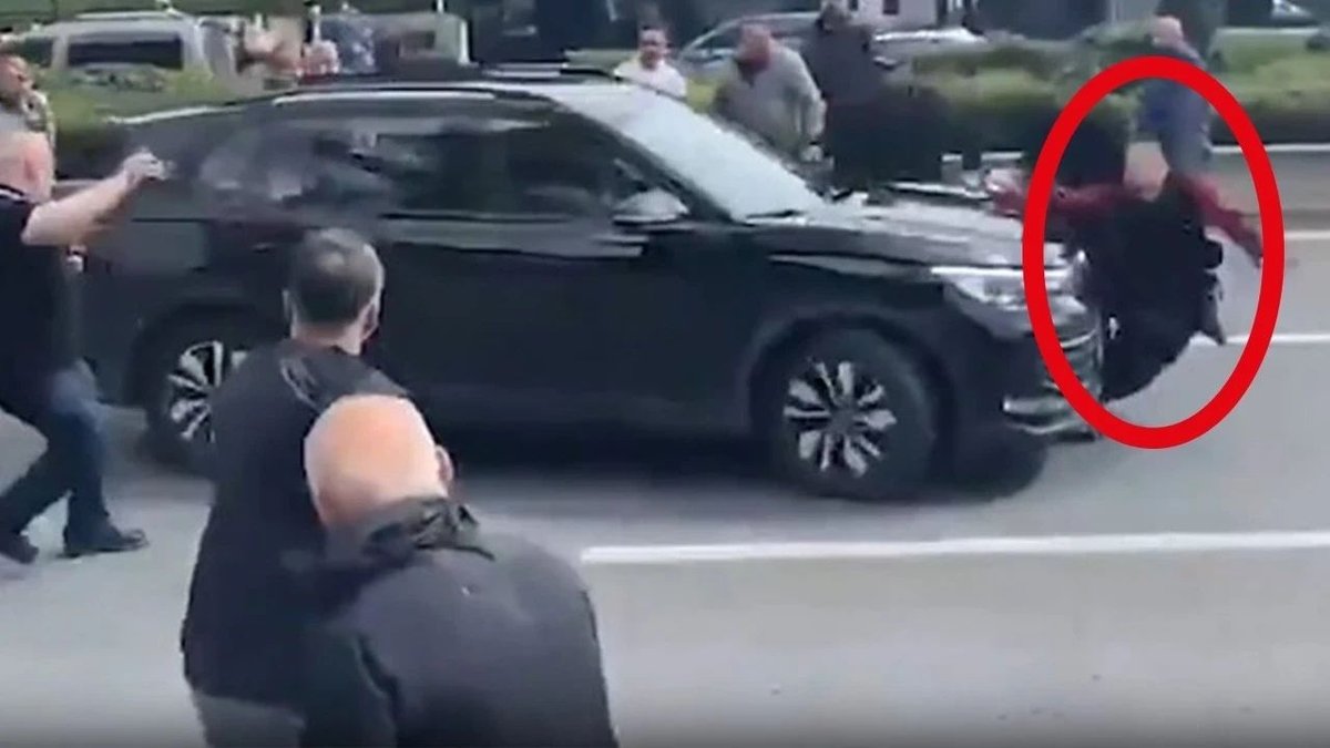 CHP Genel Merkezi Önünde Panik! Kalabalığa Dalıp Kadına Çarpan Araç Kaçtı