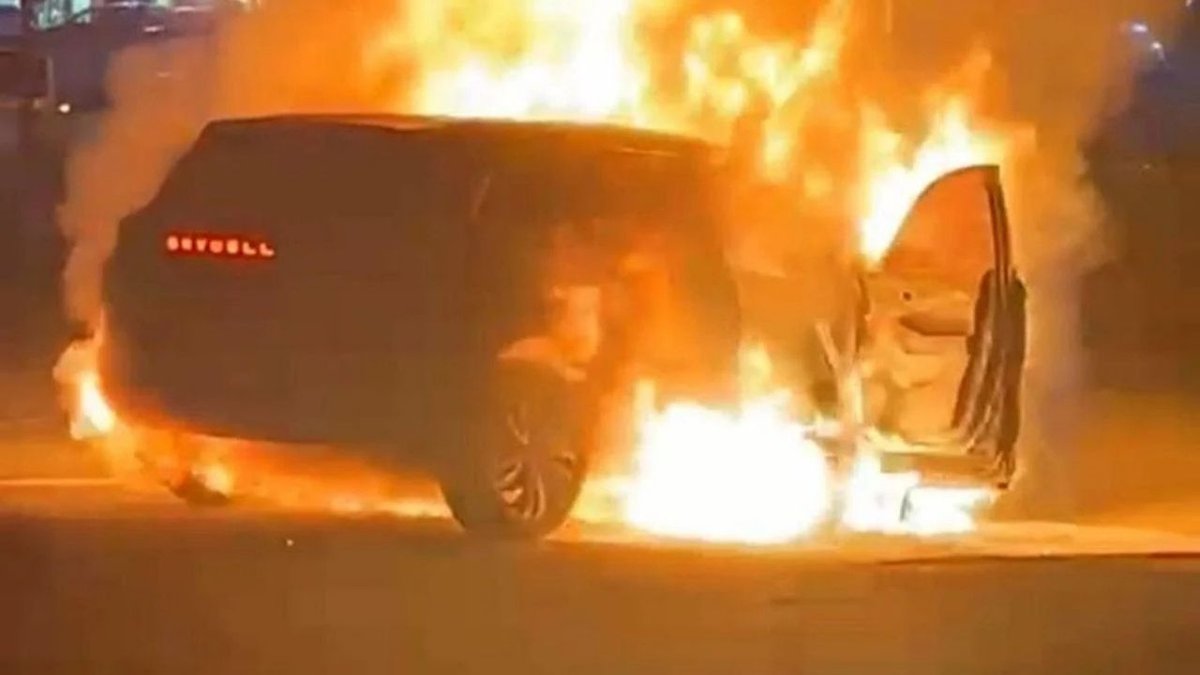 Diyarbakır’da Korkutan Olay! Seyir Halindeki Elektrikli SUV Alev Topuna Döndü