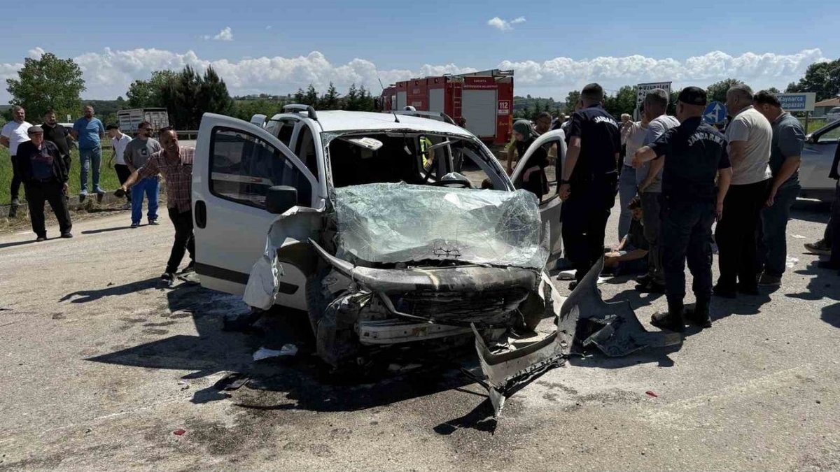 Sakarya Kaynarca’da Feci Kaza: 3’ü Çocuk 7 Kişi Yaralandı, 1 Kişinin Durumu Ağır