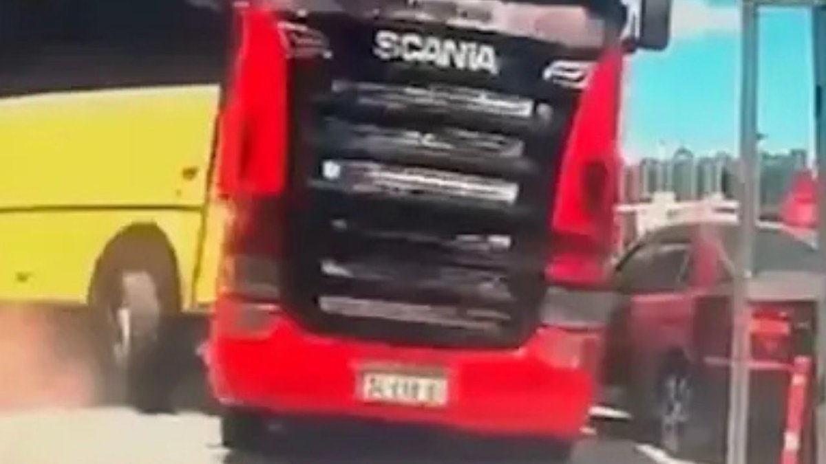 İstanbul’da Korkutan Kaza! Freni Boşalan Halk Otobüsü Park Halindeki Tıra Çarptı