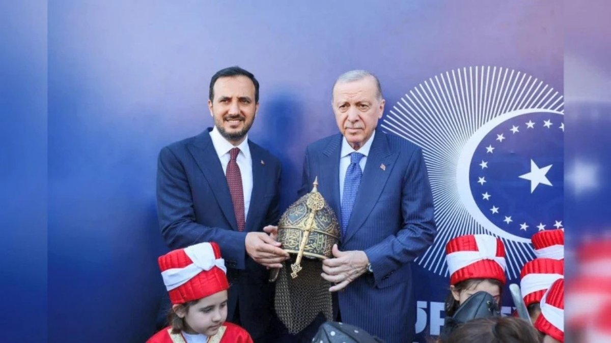 Cumhurbaşkanı Erdoğan’a Fetih Programında Özel Miğfer Hediye Edildi