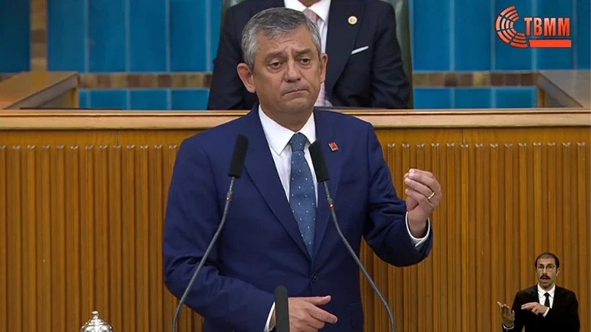 CHP’de Kriz Derinleşiyor: Grup Toplantısında Gergin Anlar, Özgür Özel’den “Hain Kemal” Sloganlarına Müdahale