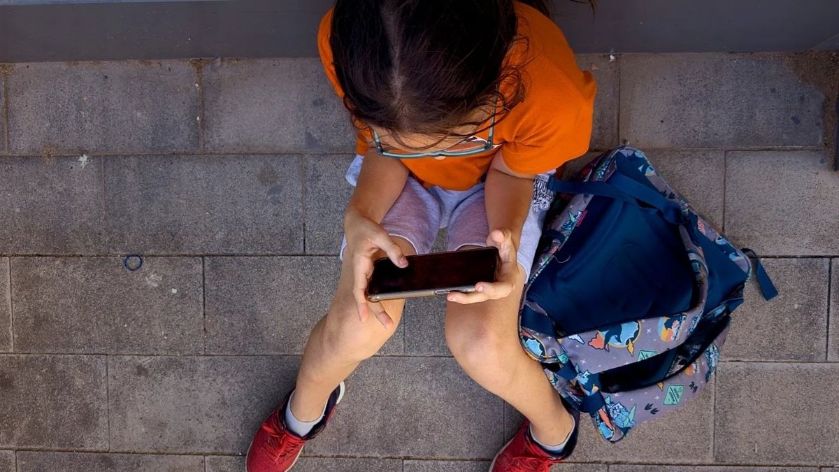 Polonya’dan Eğitimde Tarihi Adım: İlkokullarda Cep Telefonu Yasağı Geliyor