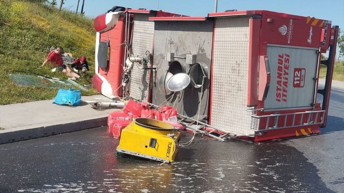 Bağcılar’da İtfaiye Aracı Devrildi: Görev Dönüşünde 3 İtfaiye Eri Yaralandı