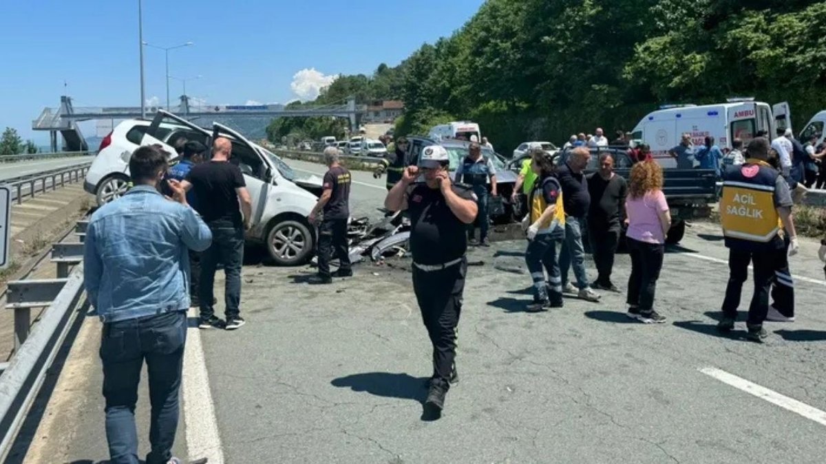 Rize’de Feci Kaza: Ters Yöne Giren Araç Zincirleme Çarpışmaya Neden Oldu, 2 Ölü