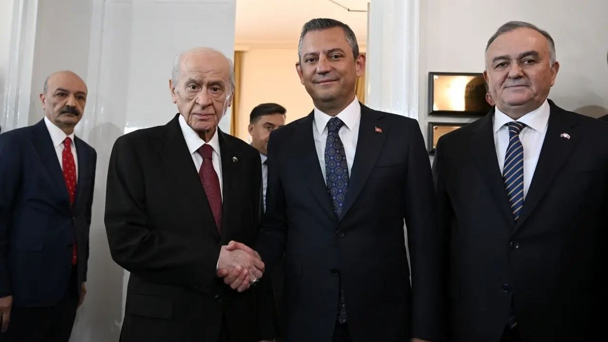 Özgür Özel ile Devlet Bahçeli’den Sürpriz Tokalaşma: Sosyal Medya Bu Kareyi Konuşuyor