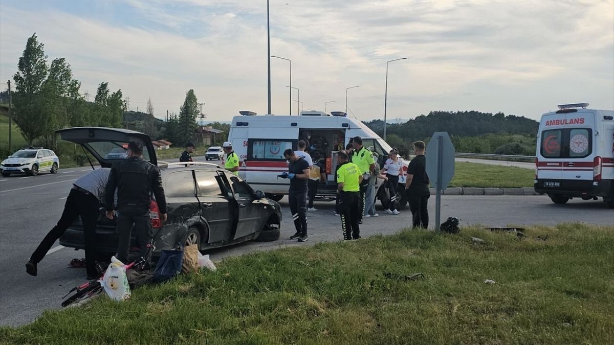 Çorum’da Otomobil ile Asfalt Tankeri Çarpıştı: Aynı Aileden 4 Kişi Yaralandı