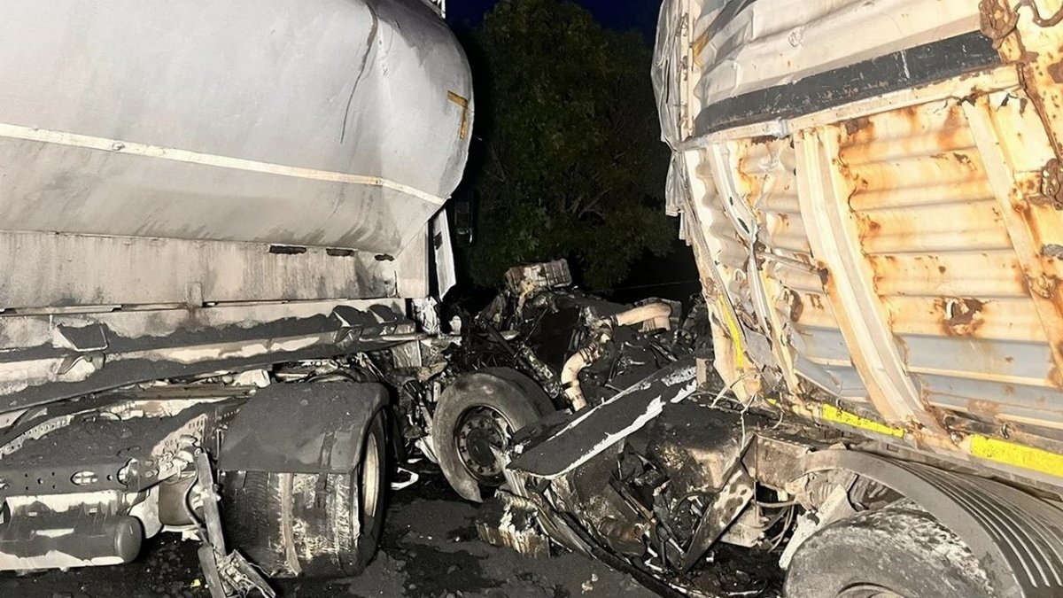 İzmir–Ankara Kara Yolunda Feci Kaza: Yağışlı Havada İki Tır Kafa Kafaya Çarpıştı, Yol Ulaşıma Kapandı