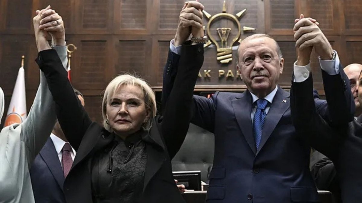 İstanbul Milletvekili Nimet Özdemir Ak Parti'ye Katıldı: Rozetini Başkan Erdoğan Taktı