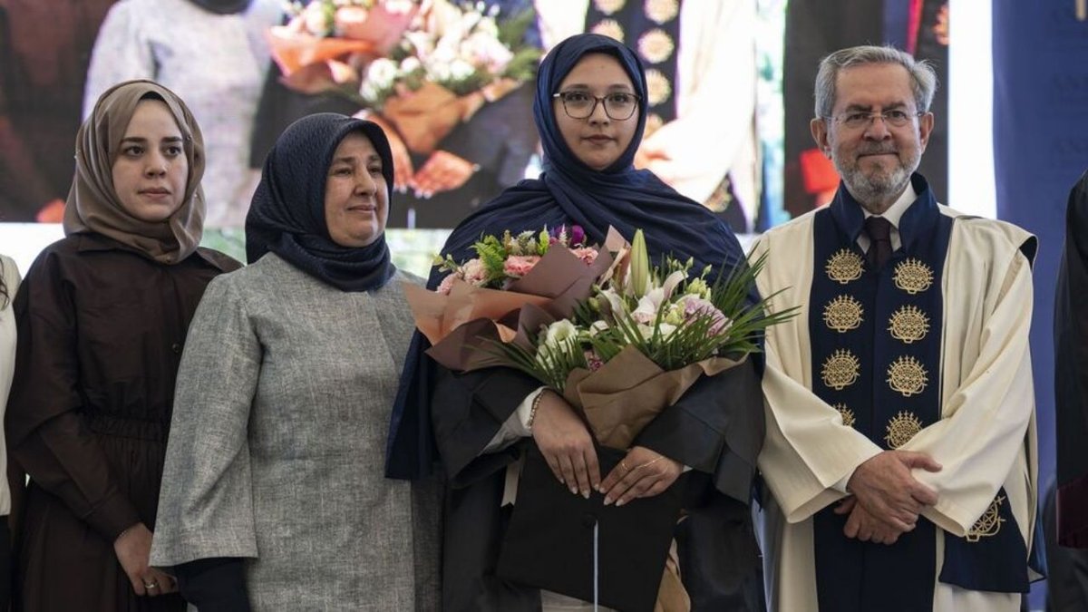 Enkazdan Kurtulan Aleyna Ölmez Üniversite Mezuniyetiyle Hayata Tutundu