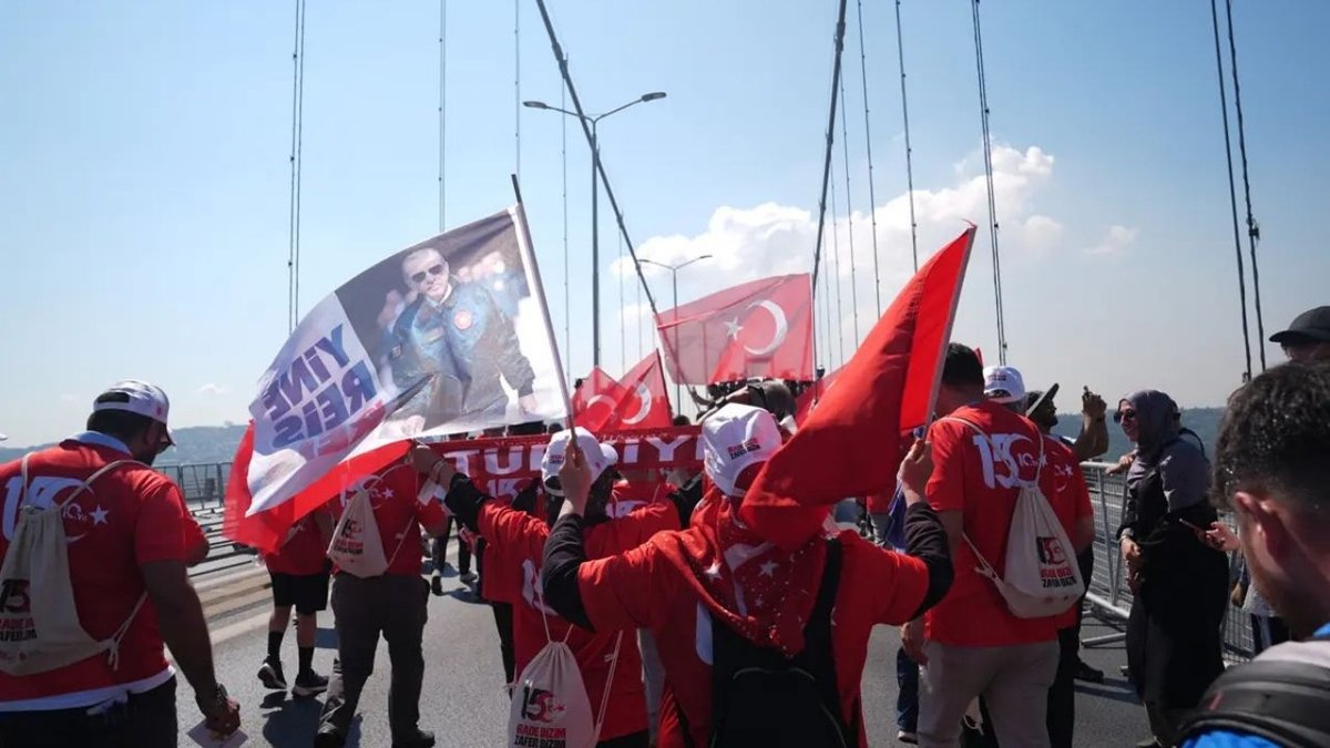 İstanbul’da 15 Temmuz Yürüyüşü Coşkusu Binlerce Kişi Köprüde Buluştu