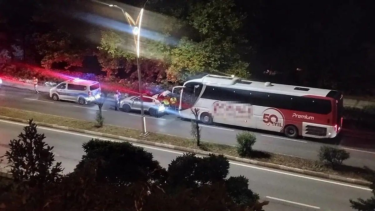Alkollü Otobüs Şoförü Polis Aracına Çarptı Kaçışı Kısa Sürdü