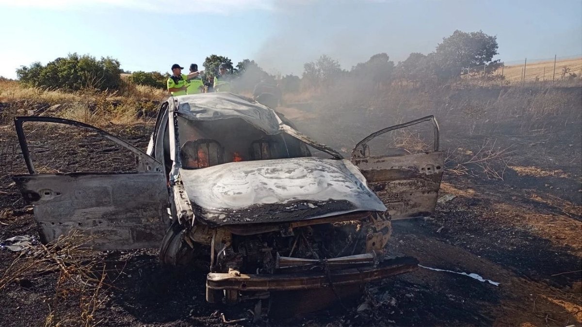 Balıkesir’de Feci Kaza Otomobil Alevlere Teslim Oldu 4 Kişi Yaralandı