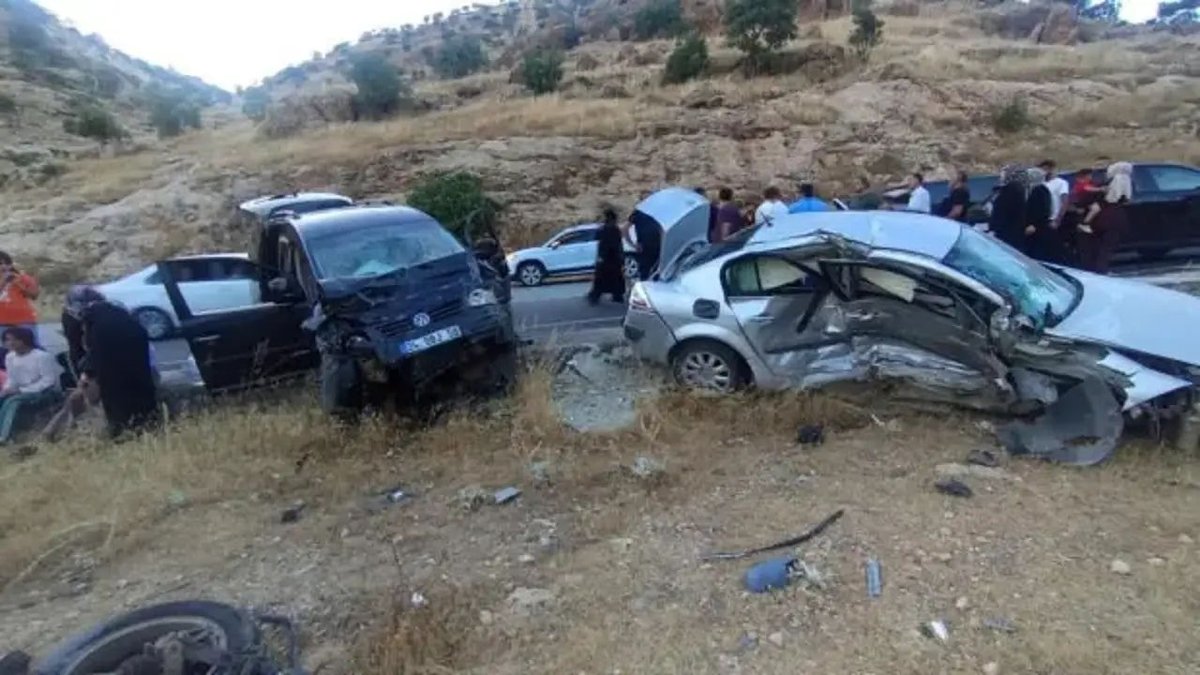 Mardin’de Feci Kaza İki Otomobil Çarpıştı 9 Kişi Yaralandı