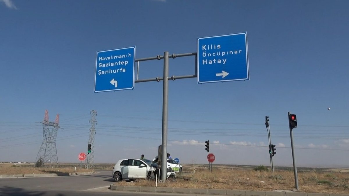 Kilis’te Kontrolden Çıkan Araç Kazaya Neden Oldu İki Kişi Yaralandı