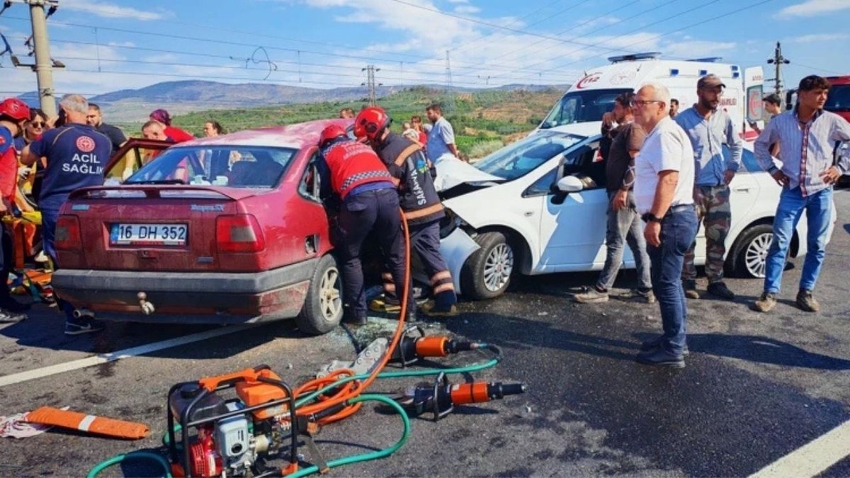 Sakarya’da Feci Kaza İki Araç Çarpıştı Biri Bebek 7 Kişi Yaralandı
