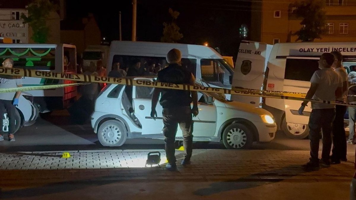 Niğde’de yol kenarındaki otomobilde dehşet: Bir kadın hayatını kaybetti, bir kişi ağır yaralandı