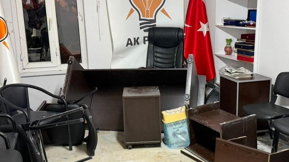 AK Parti Emet İlçe Başkanlığı Binasına Gece Saatlerinde Saldırı