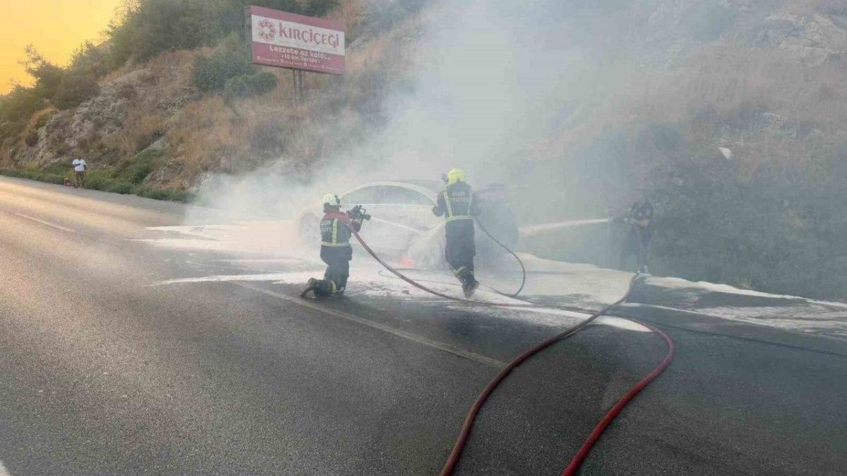 8 Milyon TL’lik Elektrikli Mercedes Seyir Halinde Alevlere Teslim Oldu
