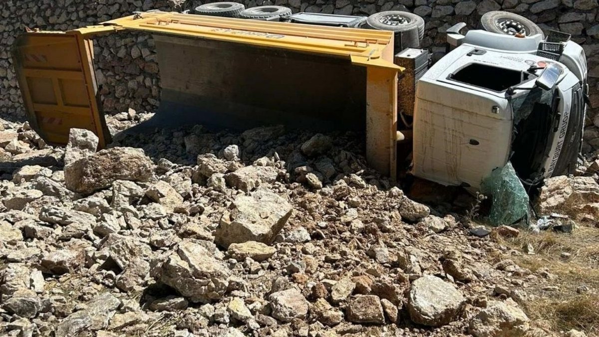 Korkuteli-Fethiye Yolunda Feci Kaza: Kamyon Devrildi, Sürücü Hayatını Kaybetti
