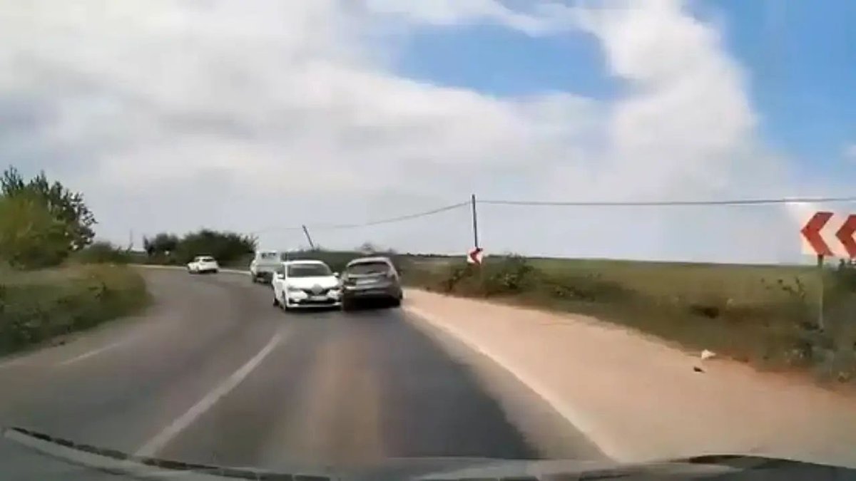 Bursa’da Virajı Alamayan Otomobil Kontrolden Çıktı: Kaza Anı Kamerada