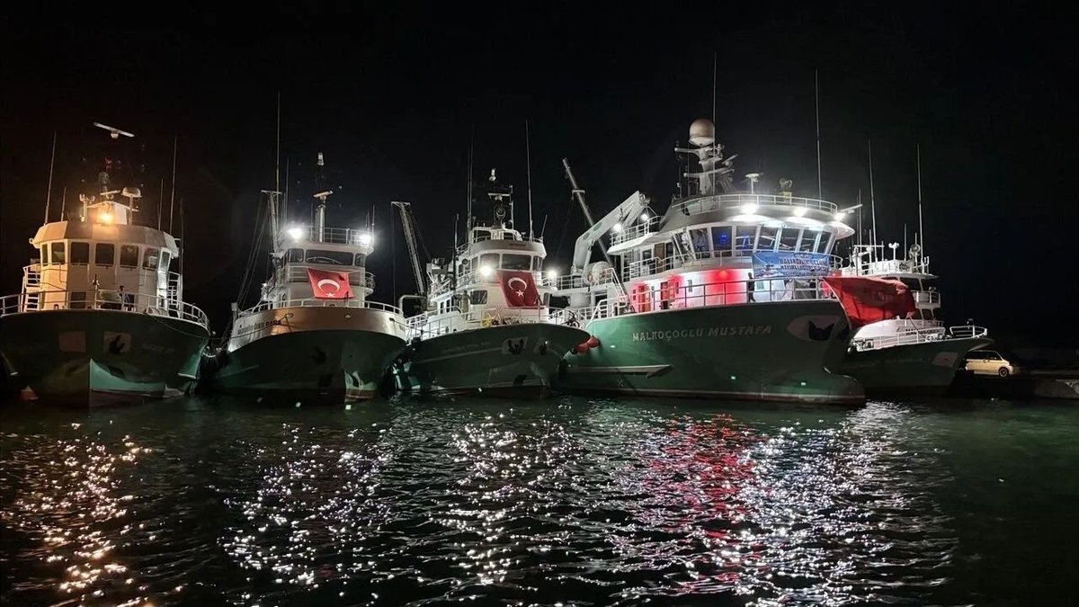 Yalova'da Balıkçılar Yeni Sezon İçin Denize Açıldı: Ağlar Bereket İçin Atıldı