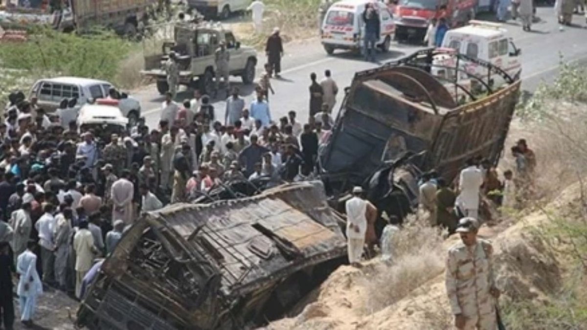 Pakistan'da Korkunç Bir Kaza: 24 Hayatını Kaybetti, 45 Yaralı