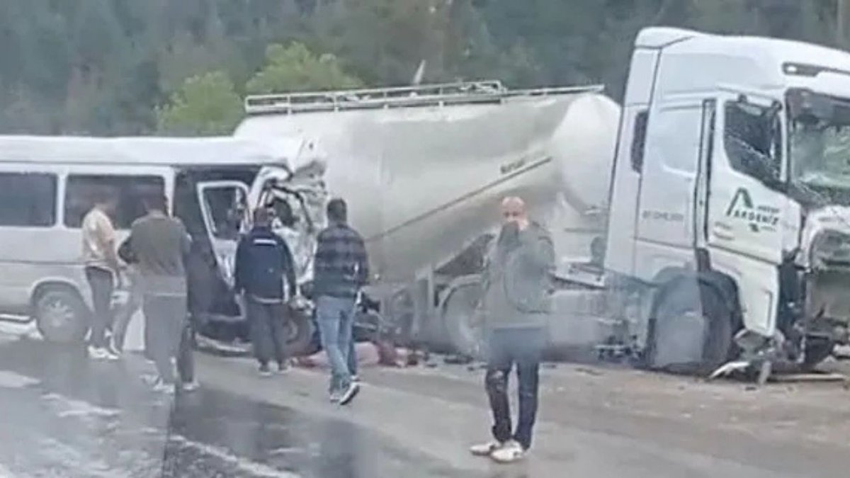Isparta–Antalya yolunda feci kaza: Minibüs ile beton mikseri çarpıştı, 7 kişi hayatını kaybetti