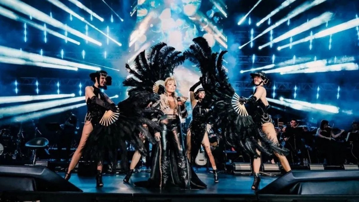 Ajda Pekkan’ın Sahne Ceketi Olay Oldu: 5 Bin Dolarlık Tasarım Tartışma Yarattı
