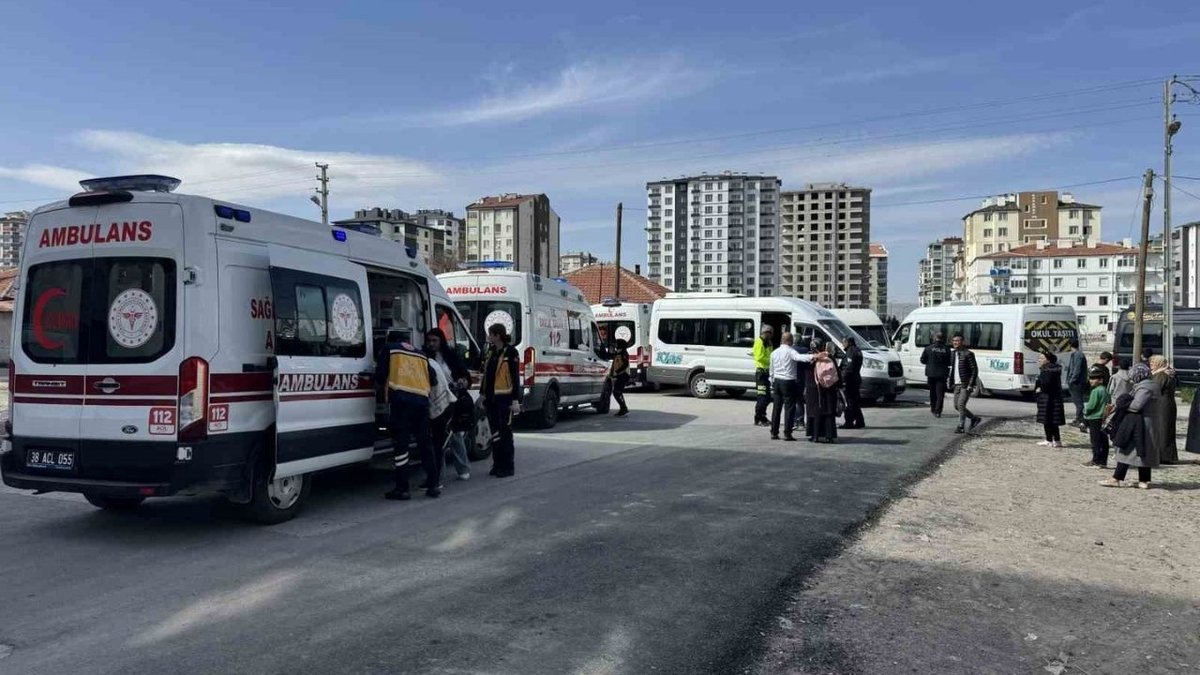 Kayseri’de servis araçları çarpıştı: 5 kişi yaralandı, kaza anı kamerada