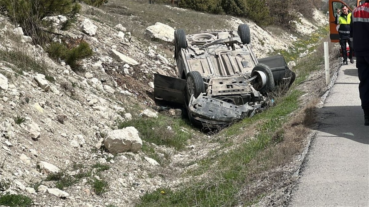 Kütahya’da otomobil su kanalına devrildi: Aynı aileden 4 kişi yaralandı