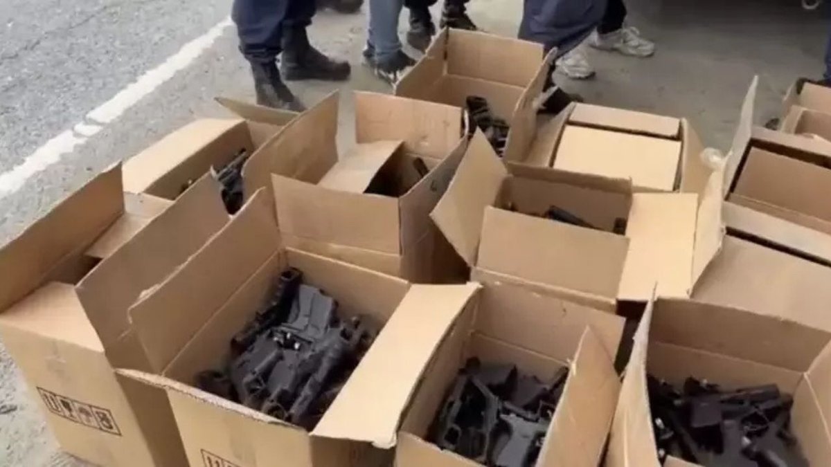 İstanbul Eyüpsultan’da Silah Sevkiyatına Şok Baskın: Kamyonette 1021 Tabanca ve Parçalar Ele Geçirildi