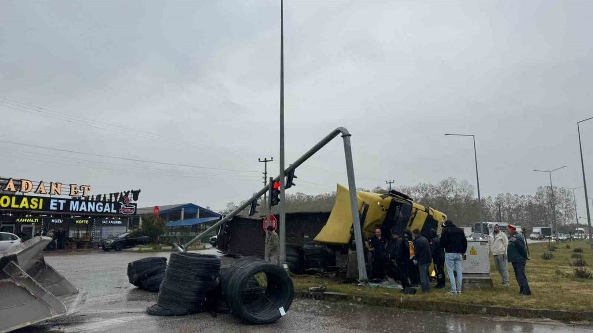 Samsun’da Kırmızı Işıkta Durmaya Çalışan Tır Devrildi: Sürücü Yaralandı, Kaza Anı Güvenlik Kamerasında