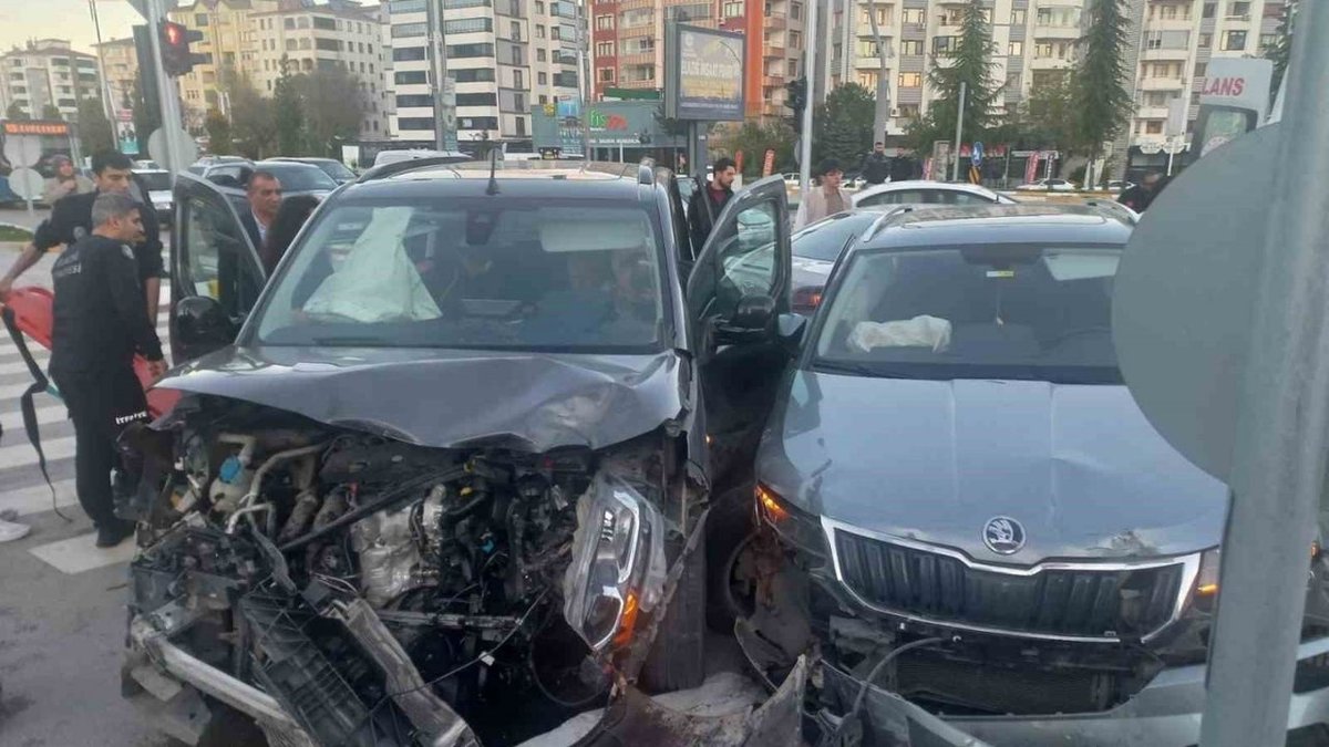 Elazığ’da Zincirleme Trafik Kazası: 3 Kişi Yaralandı