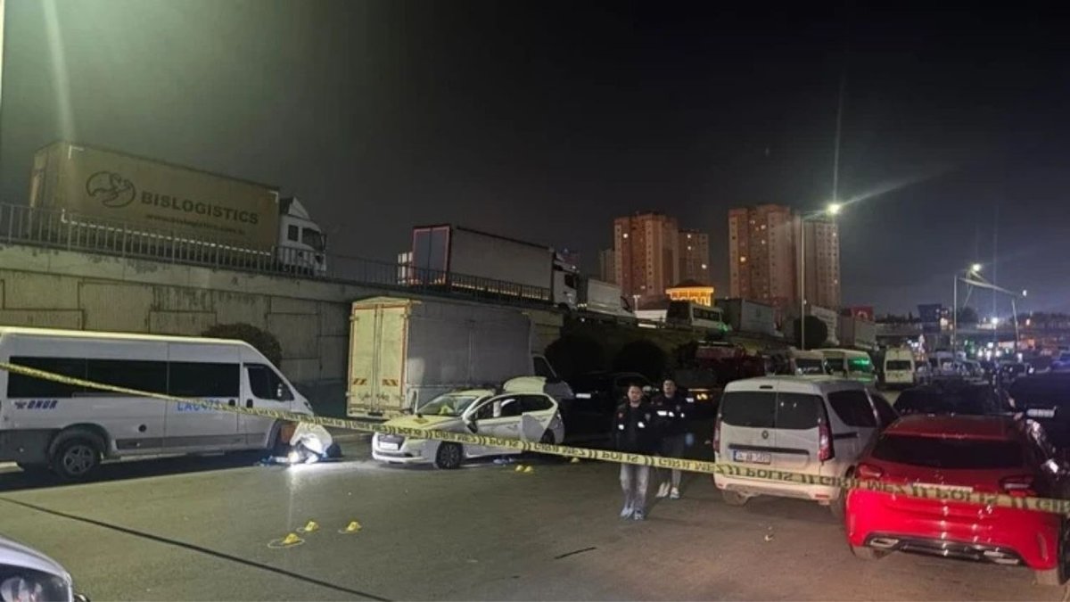 Küçükçekmece’de Dur İhtarına Uymayan Otomobil Polisle Çarpıştı: 1 Yaralı
