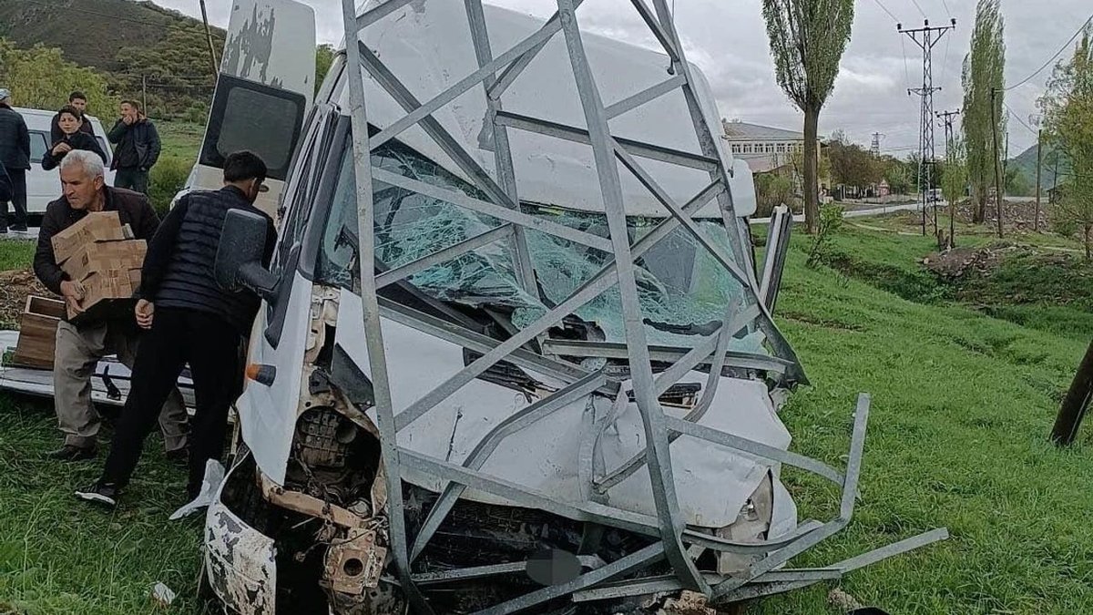 Hakkari Şemdinli’de Yolcu Minibüsü Direğe Çarptı: 11 Yaralı