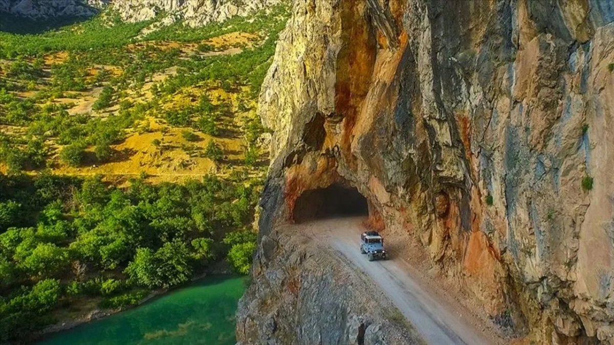Dağların İçinden Geçen 38 Tünelli Yol! UNESCO Listesindeki Karanlık Kanyon Hayran Bırakıyor