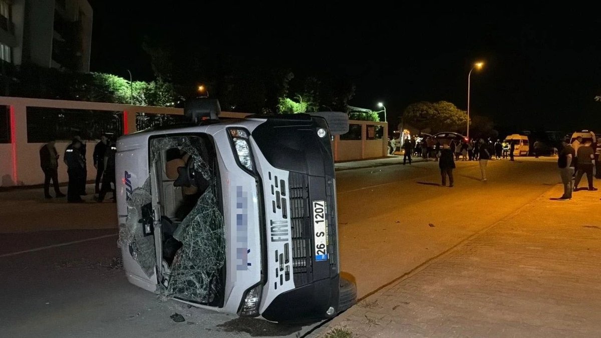 Eskişehir’de İşçi Servisi Devrildi: Otomobil Çarpması Sonrası 7 Kişi Yaralandı