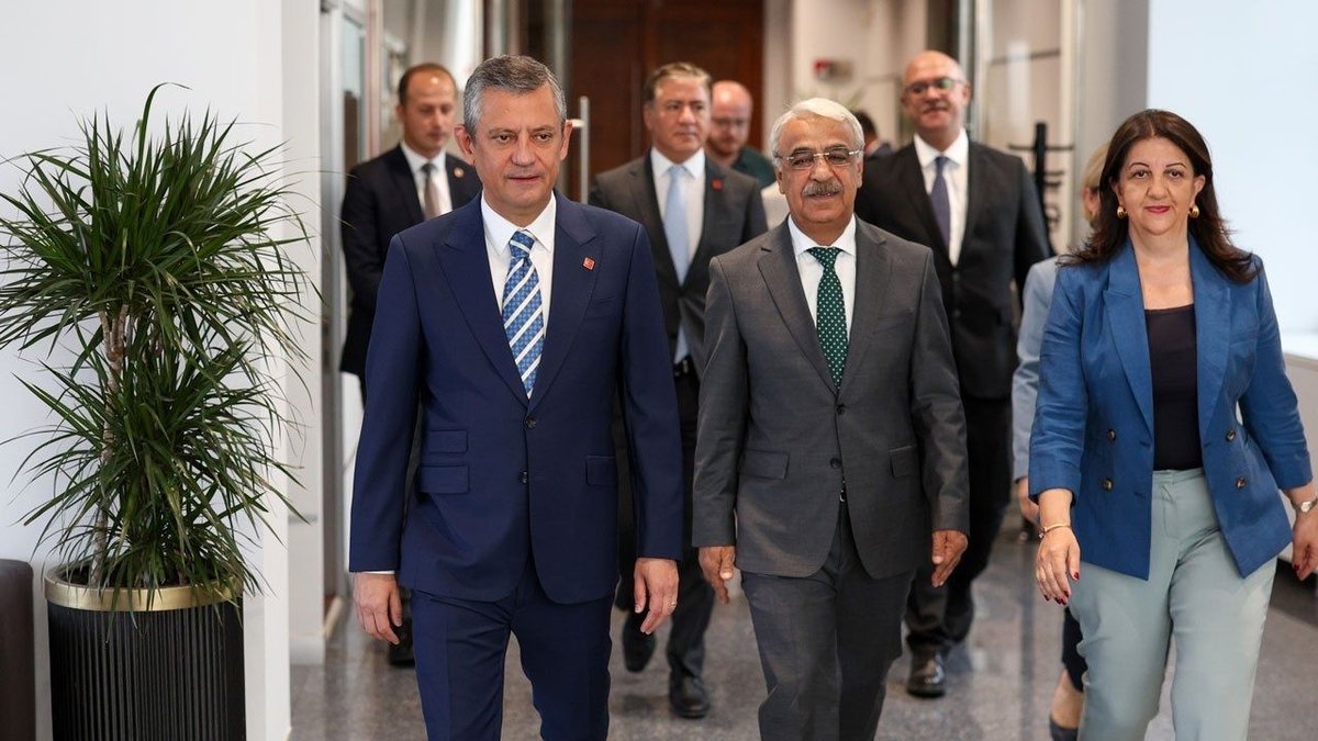 “Süreç Yasası” Görüşmeleri Hızlandı: AK Parti ve İmralı Heyeti Çerçeve Yasa İçin Bir Araya Geldi