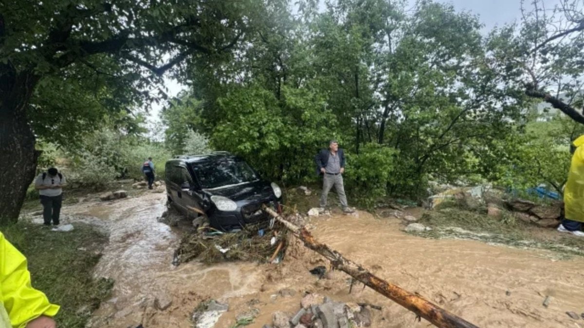 Niğde’de Sağanak ve Dolu Felaketi: Selde 1 Kişi Hayatını Kaybetti, Araçlar Sulara Kapıldı
