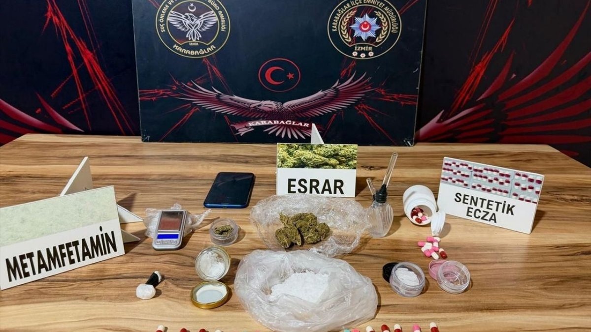 İzmir Karabağlar’da Uyuşturucu Operasyonu: 3 Şüpheli Tutuklandı, Binlerce Hap ve Gramlarca Uyuşturucu Ele Geçirildi