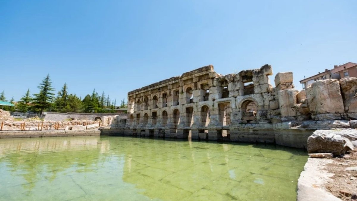 2 Bin Yıllık Şifa Merkezi “Kral Kızı”na Turist Akını: Basilica Therma Roma Hamamı Yeniden Gözde Oldu