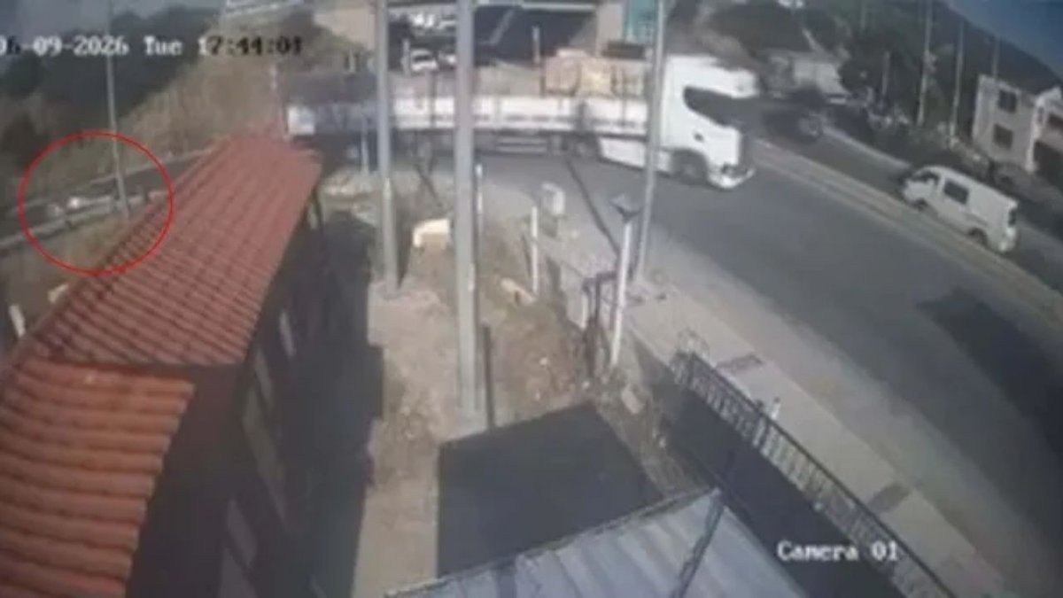 İzmir Bornova’da Feci Kaza: Önündeki TIR’a Ok Gibi Saplandı, Genç Sürücü Hayatını Kaybetti