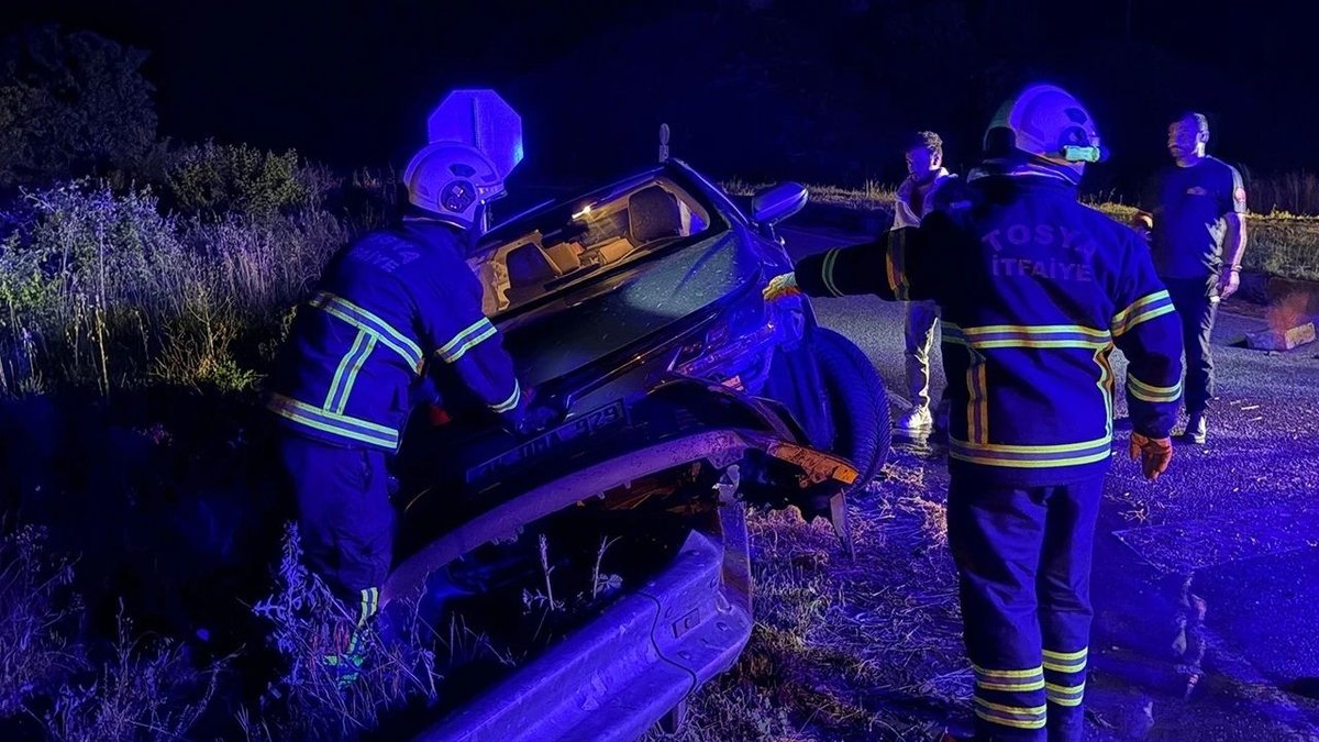 Kastamonu Tosya’da Feci Kaza: Refüje Çarpan Otomobilde 2 Kişi Yaralandı