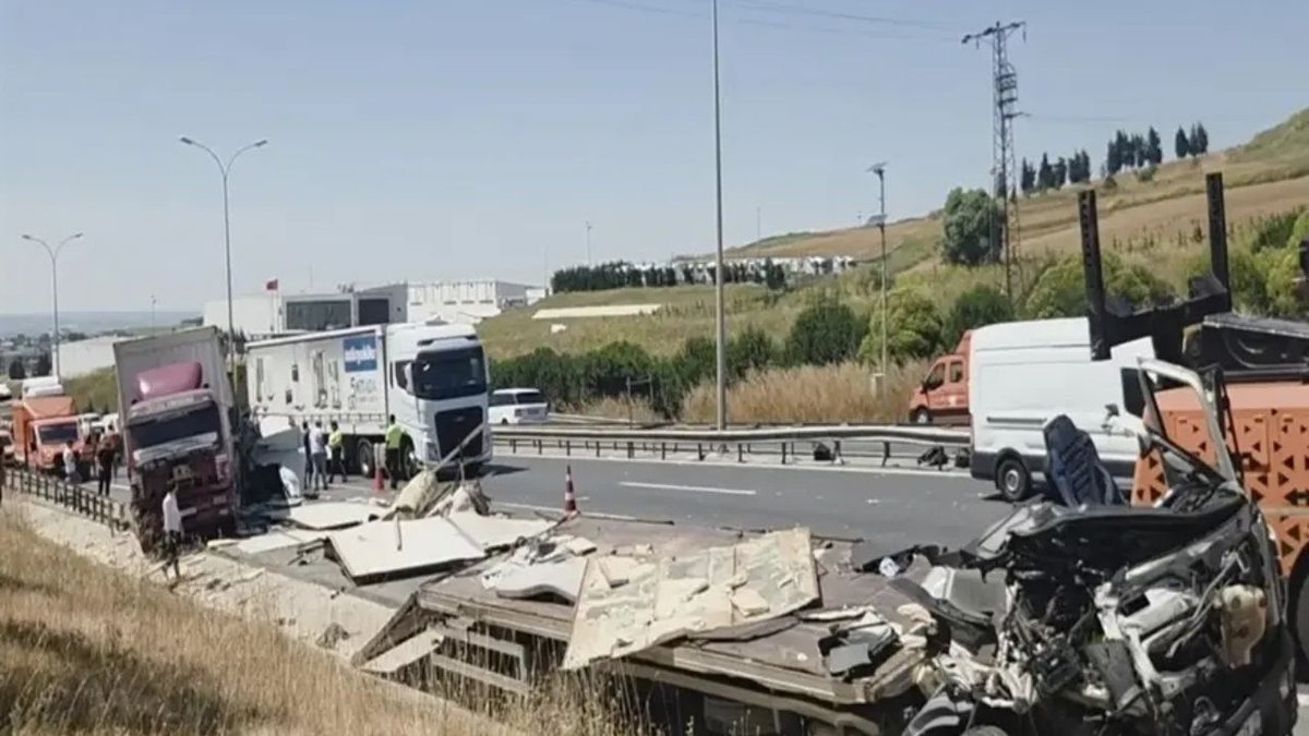 Tem Otoyolu'nda Dört Araç Birbirine Girdi