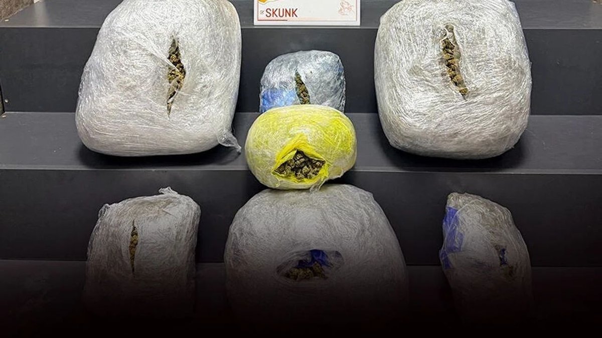 İzmir’de Durdurulan Araçta 15 Kilo Uyuşturucu Bulundu