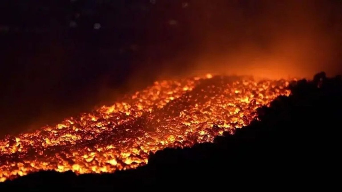 Etna Yanardağı Yeniden Alevlendi Sicilya’da Alarm Seviyesi Yükseldi